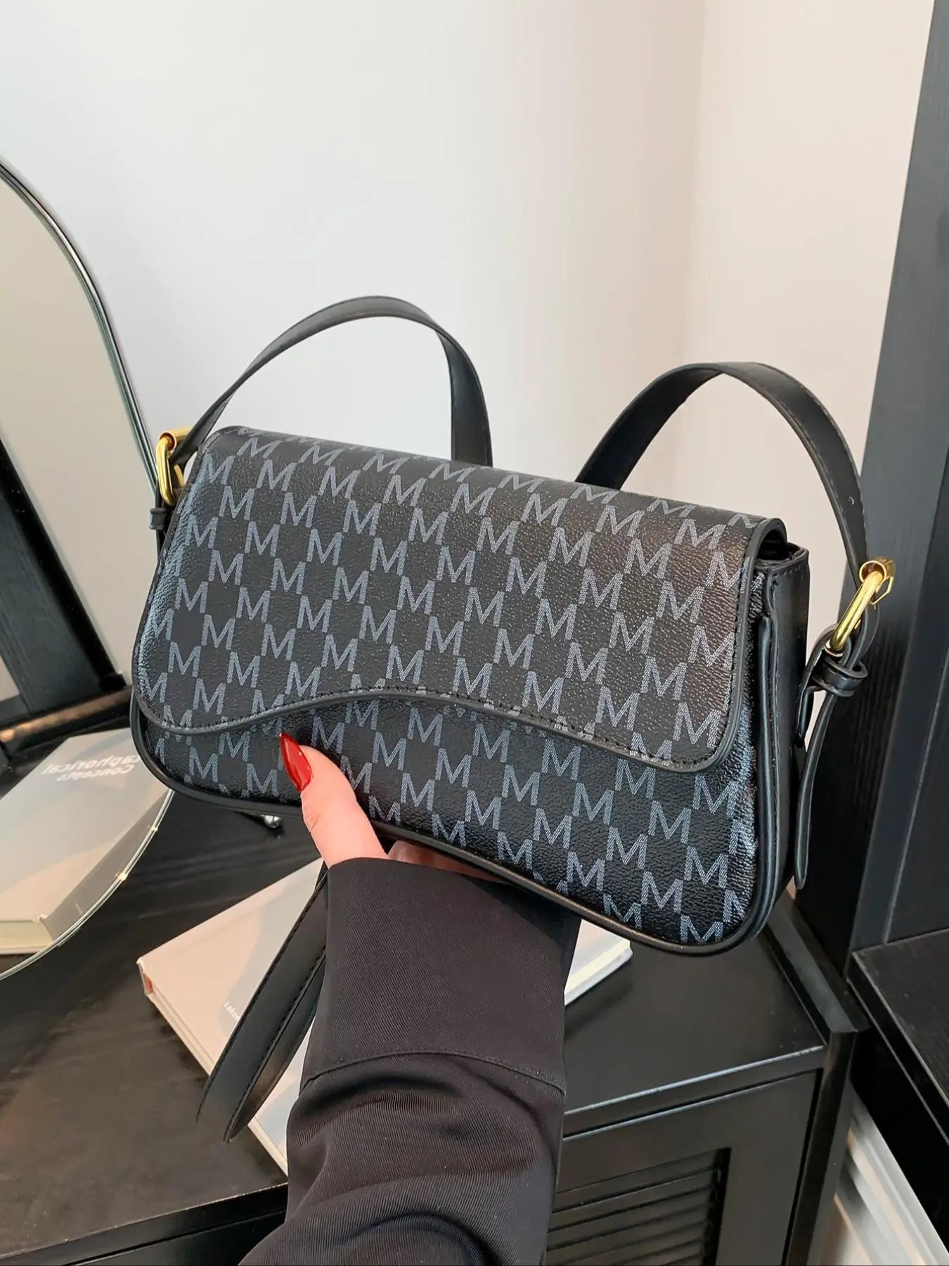 26 Spring/Summer Women'S Saddle Bag, Daily Shoulder Bag and Crossbody Bag, Classic Shoulder Bag, Elegant Magnetic Sealed Saddle Bag, Suitable for Daily Use, Party Attendance