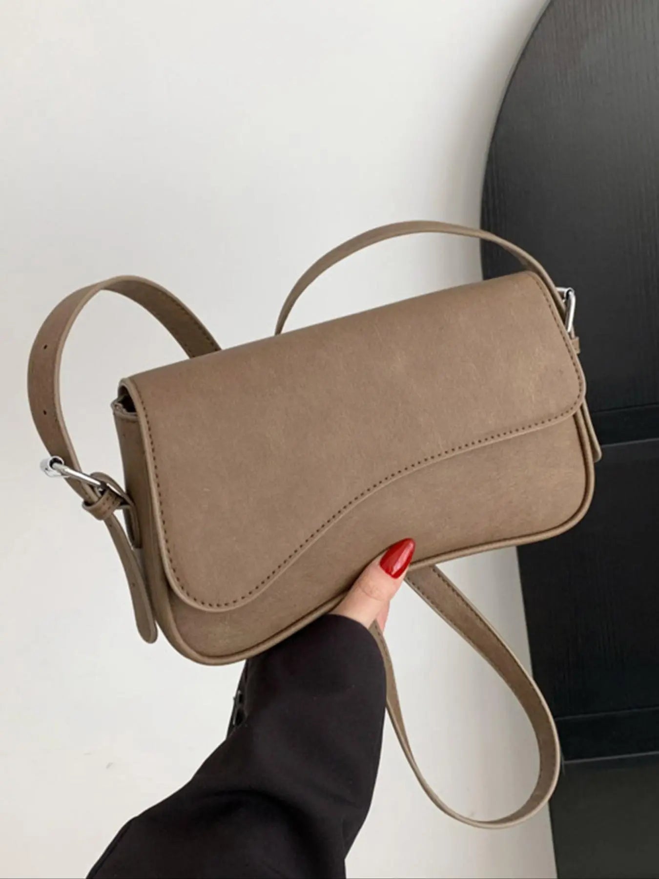 26 Spring/Summer Women'S Saddle Bag, Daily Shoulder Bag and Crossbody Bag, Classic Shoulder Bag, Elegant Magnetic Sealed Saddle Bag, Suitable for Daily Use, Party Attendance