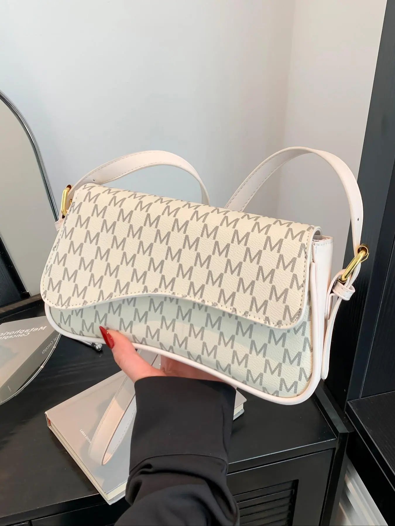 26 Spring/Summer Women'S Saddle Bag, Daily Shoulder Bag and Crossbody Bag, Classic Shoulder Bag, Elegant Magnetic Sealed Saddle Bag, Suitable for Daily Use, Party Attendance